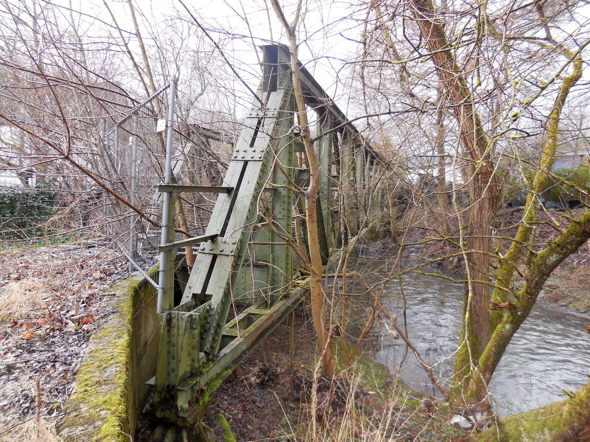 Alte Bahnbrücke, schon fast von der Natur eingenommen