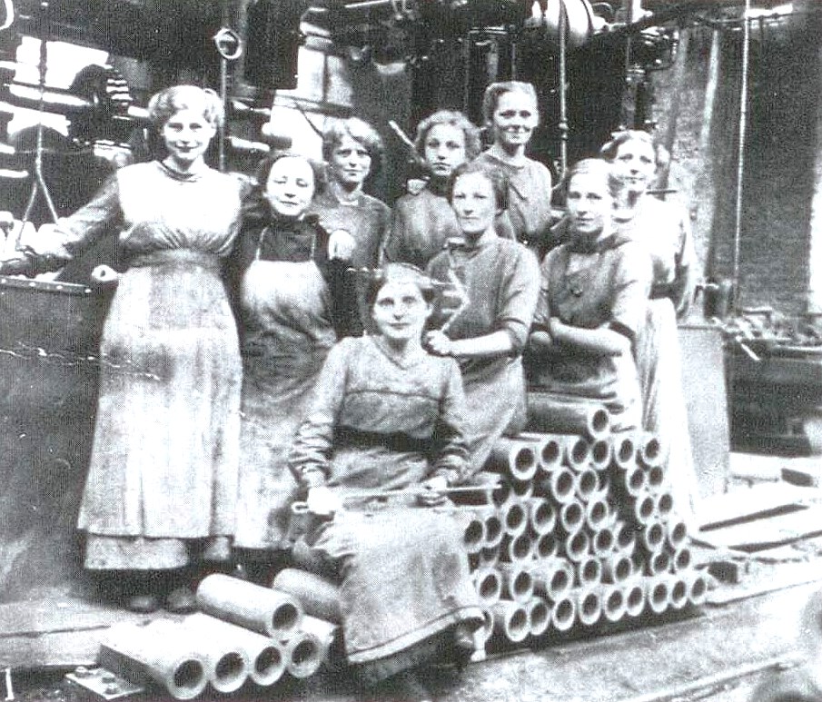 Frauen produzieren Granaten